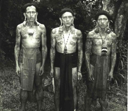 Foto tiga lelaki Dayak dengan tubuh bertato (Sumber: 1001 Indonesia) 