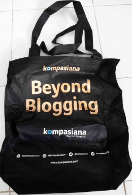 Merchandise dari Kompasiana, hadiah tambahan blog competition KPB - Widz Stoops (Dok.Pri. Siska Artati)