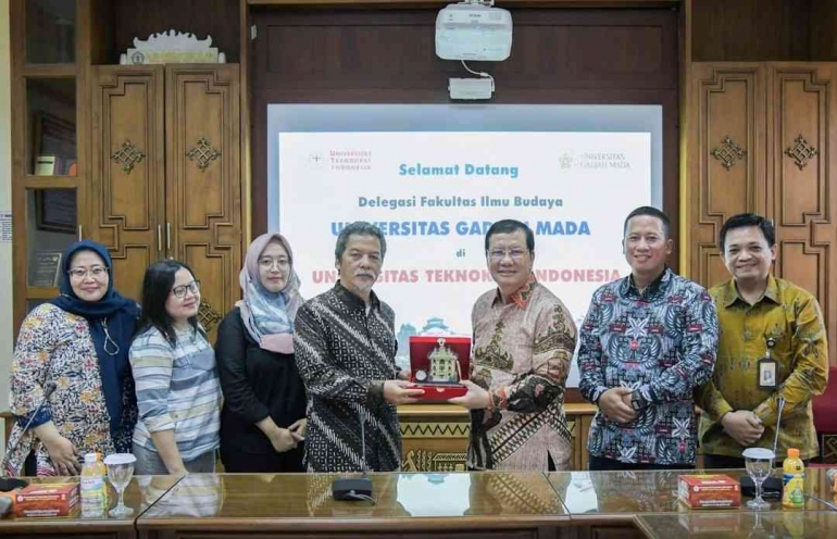Pemberian Cinderamata dari Rektor Universitas Teknokrat Indonesia