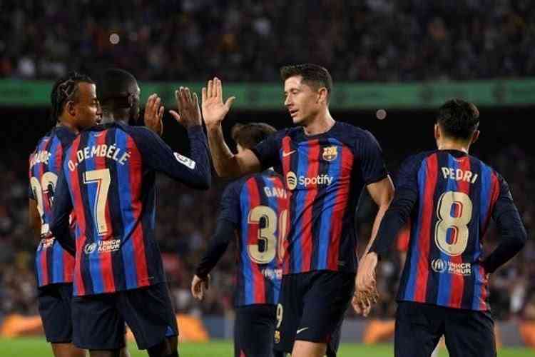 Para pemain Barcelona merayakan gol kemenangan. FOTO:Josep Lago/AFP/kompas.com