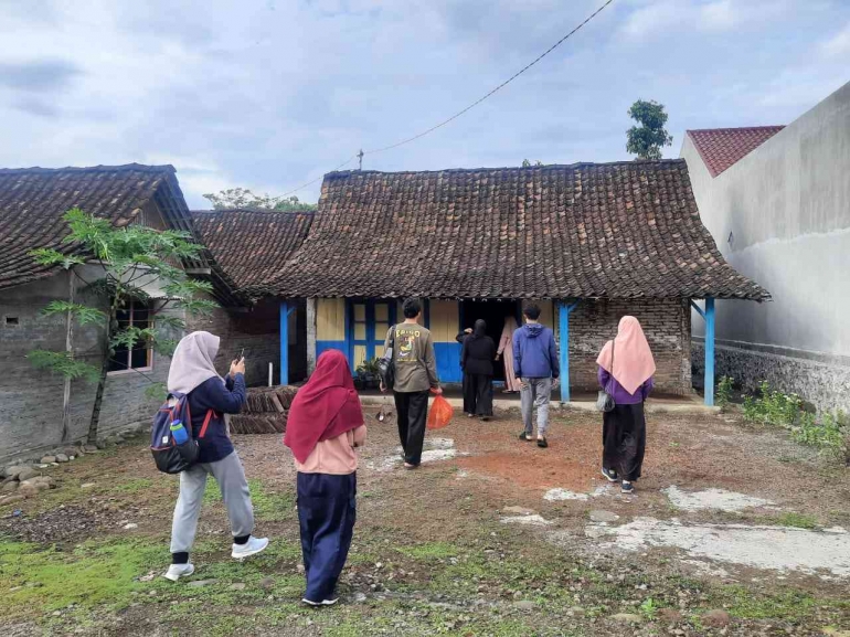 Berkunjung ke rumah penerima bantuan (dokpri)