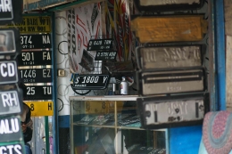 Toko pelat nomor kendaraan (foto: Muhamad Aditya Prayudi)