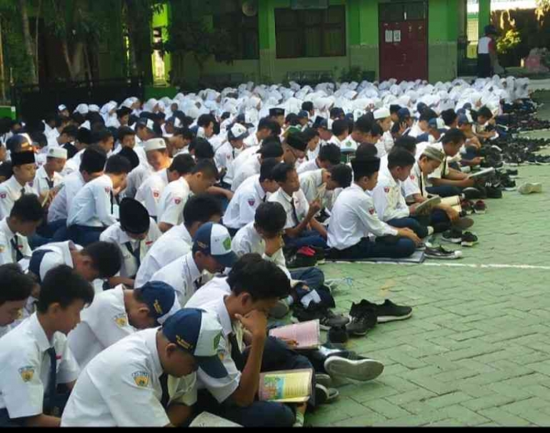 Siswa MTsN 4 Kota Surabaya melaksanakan pembiasaan membaca 15 menit sebelum kegiatan pembelajaran (dokpri)