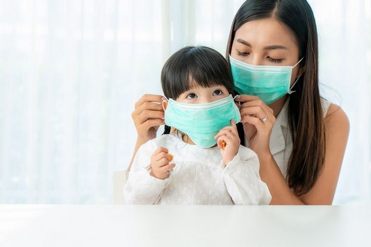 Ilustrasi ibu dan anak mengenakan masker untuk menghindari penularan virus. (Dok. Shutterstock via kompas.com)