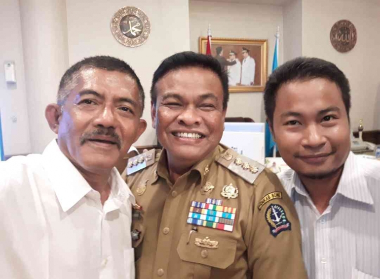 Penulis bersama Bupati Bone Dr. HA. Fahsar Padjalangi dan Anwar Marjan, Sekretaris BBS. Sumber: DokPri