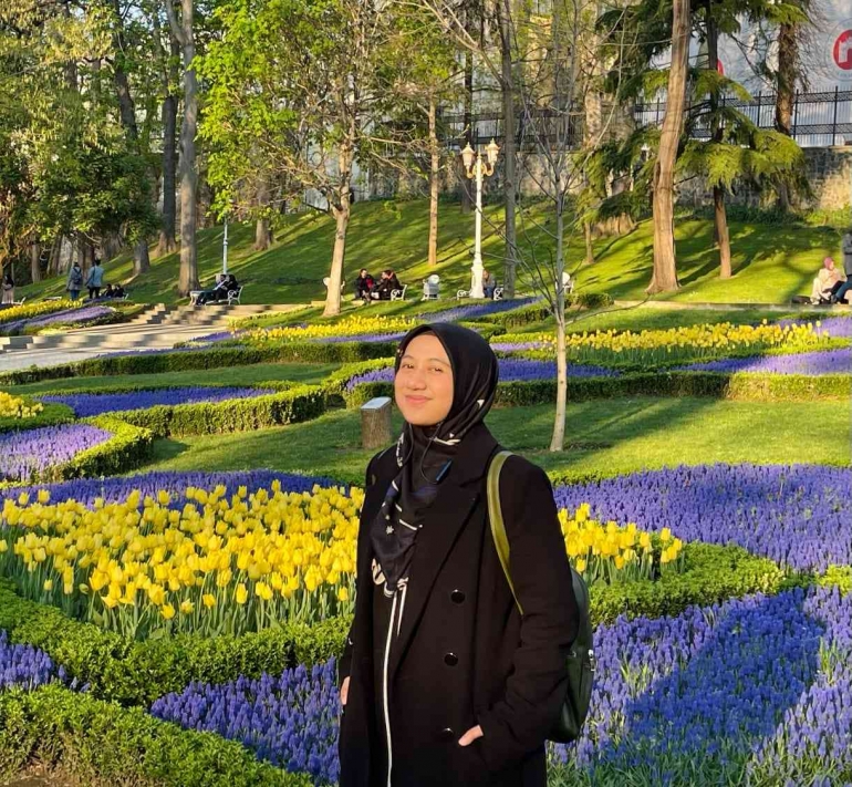 Dea Aulia sedang menikmati musim semi di Turki.