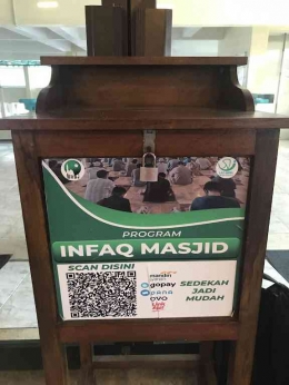Image: Kotak Program Infaq Masjid pun lebih mudah dengan QRIS. (Photo by Merza Gamal)