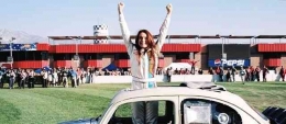 Lindsay Lohan memenangkan balapan dengan mobil kesayangannya (dok. Disney/Herbie: Fully Loaded)