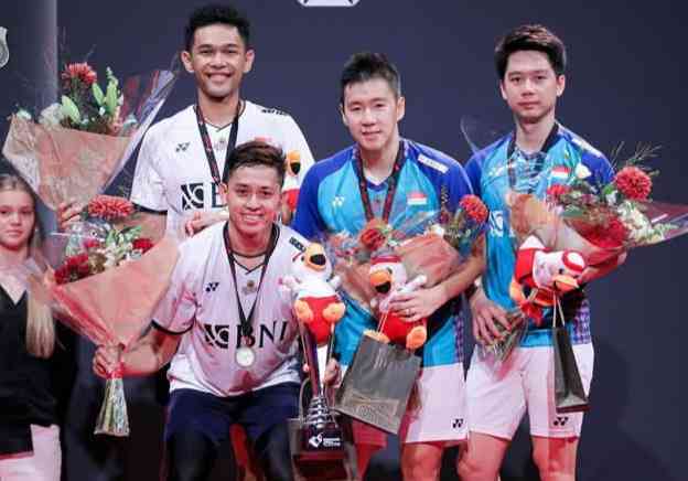 Fajar/Rian dan Kevin/Marcus saat mengikuti seremonial di Denmark Open 2022 - Dok. PBSI