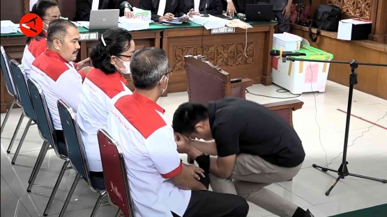 Momen Bharada E berlutut dihadapan orang tua Brigadir J sebelum sidang dimulai di PN Jakarta Selatan pada Selasa (25/10/2022). (ANTARA) 