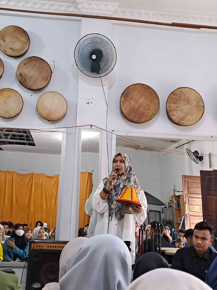 Gambar 1. Perkenalan Alat Musik Khas Aceh (Dokpri)