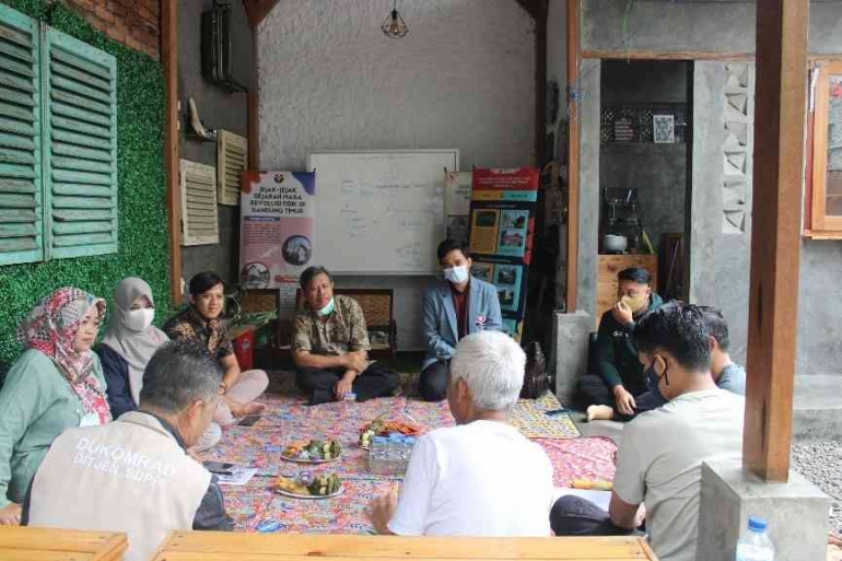 Foto 3. Diskusi antara Tim P2M Prodi Pendidikan Sejarah bersama Karang Taruna. (Dokpri)