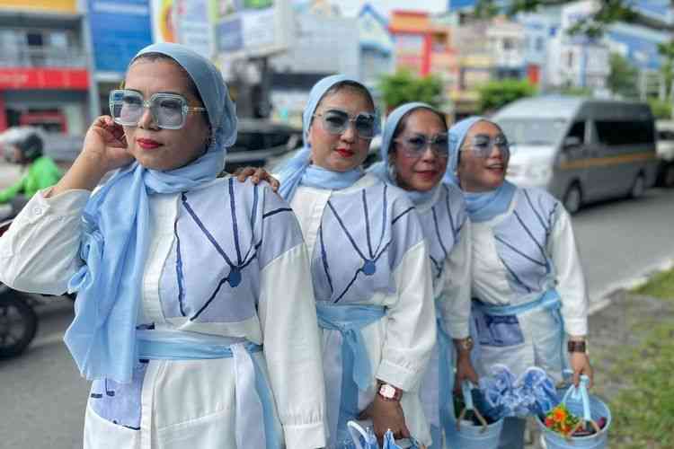 Sekelompok emak-emak di Balikpapan terinspirasi dari Citayam Fashion Week dan melakukan hal yang sama di Simpang Balikpapan (KOMPAS.COM/Ahmad Riyadi)