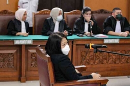 Gambar Sidang Pembunuhan Berencana Brigadir Joshua, terdakwa Putri Candrawathi saat sedang duduk di kursi terdakwa | Dokumen Foto Via Kompas.com