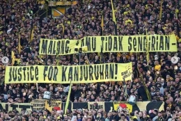 Pendukung Borussia Dortmund menyerukan dukungan pada investigasi tragedi Kanjuruhan (sumber: Okezone Bola)