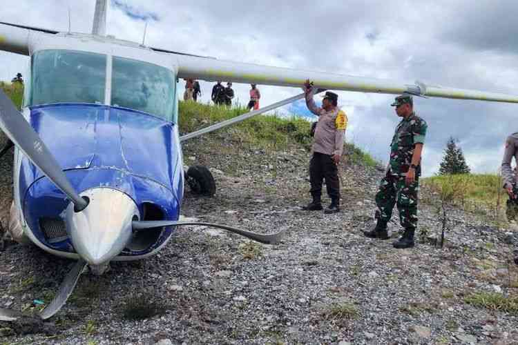 Pesawat Caravan yang tergelincir di Bandara Aminggaru, Distrik Ilaga, Kabupaten Puncak, Papua (Sumber: Dok Polda Papua via Kompas.com)