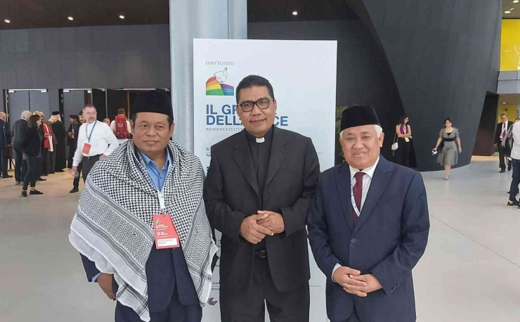 Prof Din Syamsuddin (kanan), KH Marsyudi Suhud (kiri) bersama Pastor Markus Solo Kewuta (Dokpri)