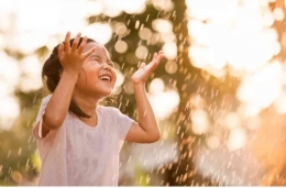 Saat musim hujan tiba, anak memiliki kecenderungan senang bermain hujan-hujanan, Sumber: halodoc.con
