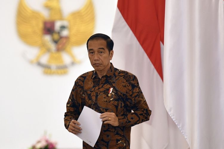Presiden Joko Widodo tiba untuk menyampaikan keterangan pers terkait penangangan COVID-19 di Istana Bogor, Jawa Barat, Minggu (15/3/2020). (ANTARAFOTO/SIGID KURNIAWAN via KOMPAS.com) 