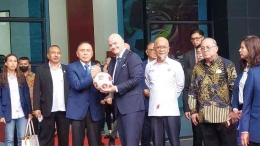 Presiden FIFA Gianni Infantino berjabat tangan dengan Ketua PSSI Mochamad Iriawan pada Selasa, 18 Oktober 2022 (sumber: republika.co.id)