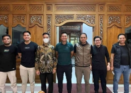 Para jajaran klub Persebaya Surabaya saat bertemu dengan Kaesang, pemilik Persis Solo (sumber: twitter/Official Persebaya)