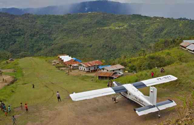 Salah satu landasan pesawat di pedalaman Papua (Sumber: airspace-review.com)