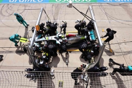 Lewis Hamilton pits for Hard (mercedesamgf1.com)