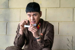 salah satu adegan Yong-Ho ketika harus belajar tata bahasa Korea Selatan sebagai tawanan pertukaran (sumber foto : IMDb)