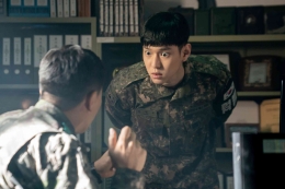 salah satu adegan lucu ketika Chun-Woo dibilang stress dan gila dengan tingkah yang aneh (sumber foto : IMDb)