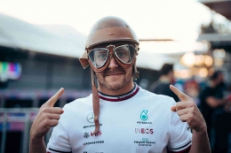 Valteri Bottas memakai hadiah helm replika Fango setelah mendapatkan pole di GP Mexico 2021 instagram.com/mercedesamgf1