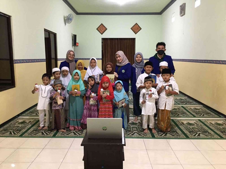 Foto bersama anak-anak TPQ Nur Muhammad/dokpri