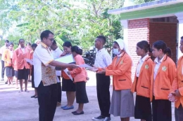 Ketua STP sedang menyerahkan KHS kepada mahasiswa berprestasi (Dokpri)