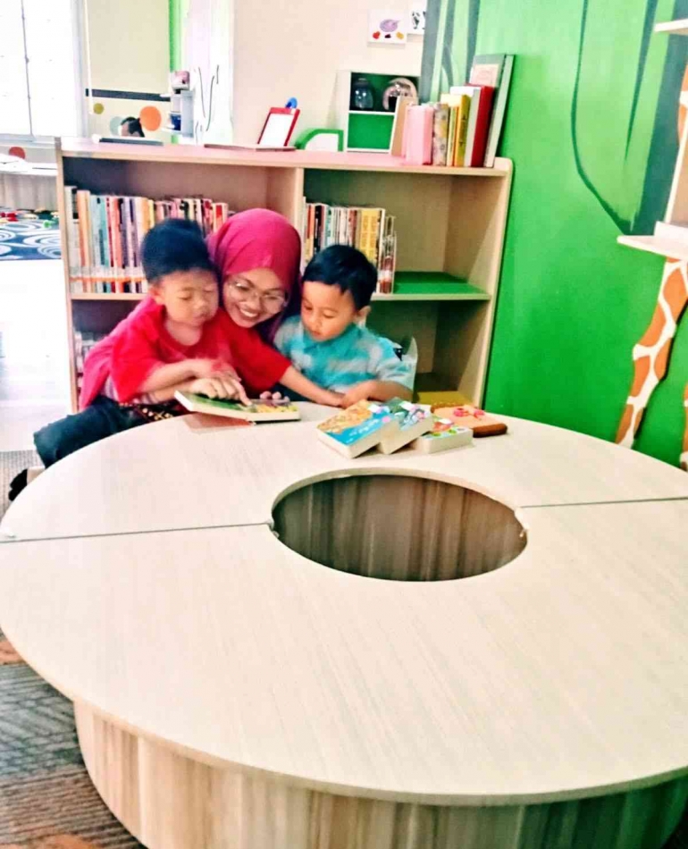 Ibu dan anak membaca buku | Sumber: FItrah Alimuddin
