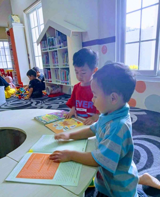 Anak-anak membaca buku | Sumber: Fitrah Alimuddin