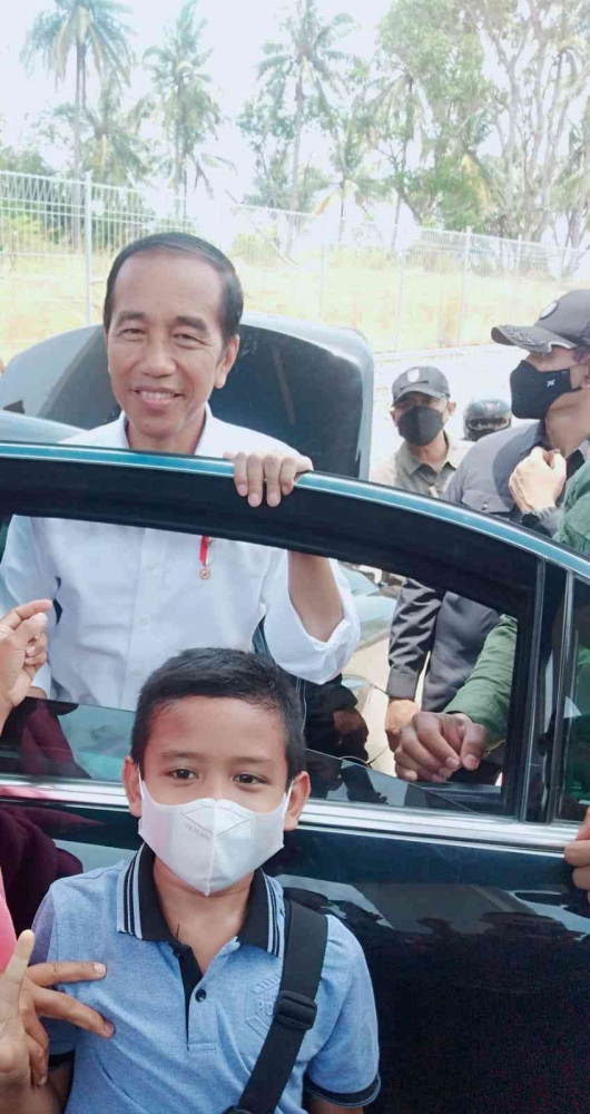 Bima saat foto ada pak Jokowi, foto Cikgu Sri Murniati (wali kelas 3 SDN 10 Muntok)