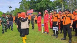 Bupati Tegal Umi Azizah menyapa para peserta apel kesiapsiagaan bencana 2022. (Foto: Dok)