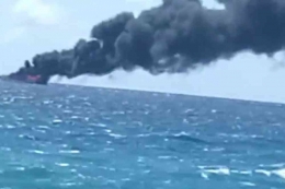 Kapal Cantika 77 terbakar di tengah lautan. Foto: Bisnis.com
