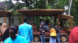 Bus terbuka yang membawa Pengunjung berkeliling Puslitkoka (Dokpri)