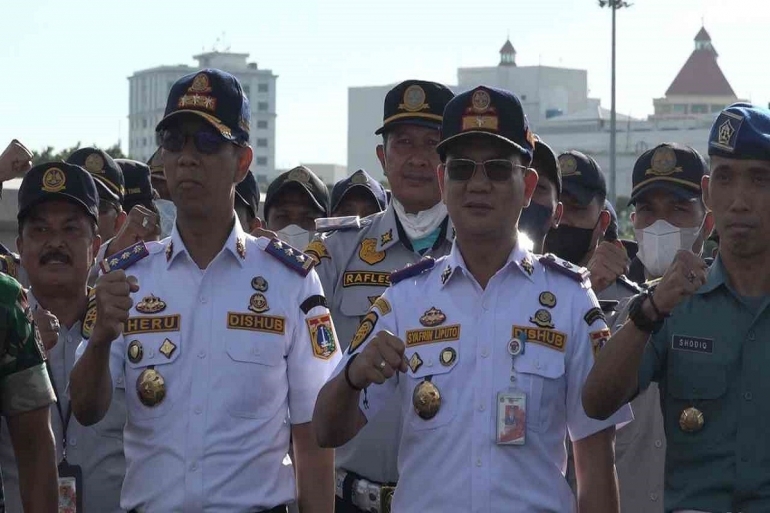 Pj Gubernur pimpin apel antisipasi kemacetan, Senin (24/10). foto: dokpri.