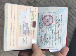 Contoh RVP atau izin tinggal sementara di Rusia dengan stempel RVP serta visa yang berlaku selama durasi izin tinggal (Asia Plus)