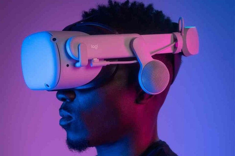 VR Headset by hypebeast.com