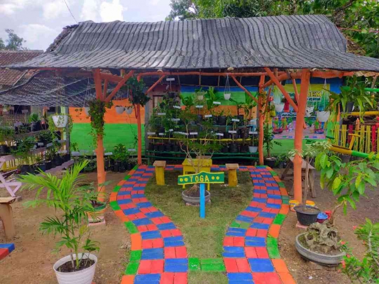 Taman ADEM ( Asri, Damai, Elok, Mandiri) berada di Gang Masjid  RT 02, RW 1 Dusun Pandean Mulyorejo Singgahan Tuban Jawa Timur. Dokpri