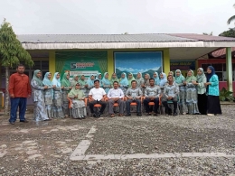 foto bersama guru min 12 dengan tim asesor provinsi Aceh. (Foto Suhaimi)