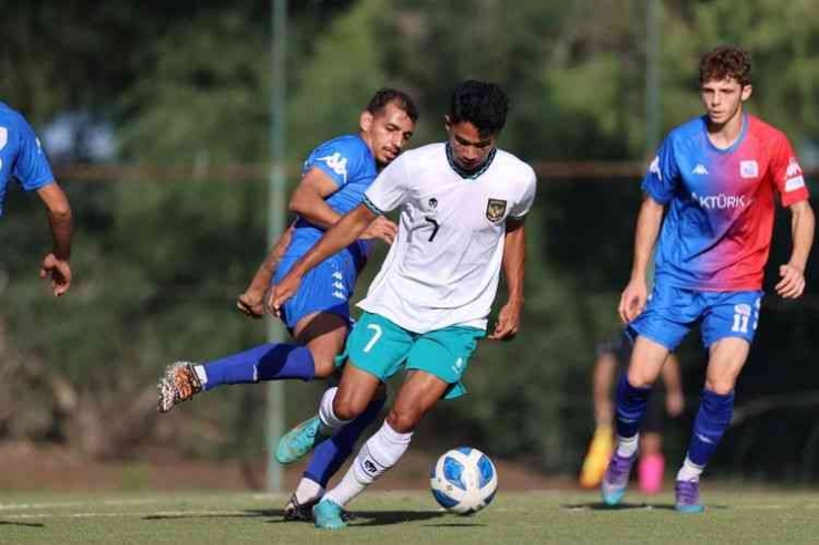 Marselino Ferdinan (tengah putih) dalam laga uji coba Garuda Nusantara vs Cakallikli Spor di Turki, Senin (24/10/2022): DOK. PSSI via Kompas.com