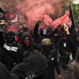 Massa anarko meneriakan yel-yel ketika turut dalam aksi Hari Buruh di Taman Cikapayang Dago, Bandung, Jawa Barat, Rabu, 1 Mei 2019. Iqbal Kusumadirez