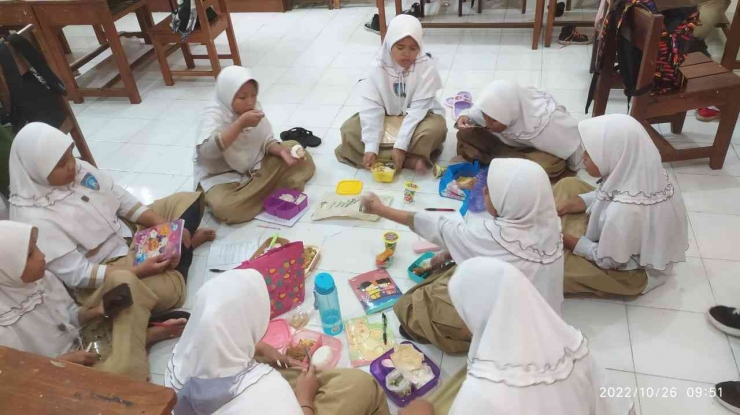 Salah satu potret makan bersama di SD Muhammadiyah 14 Surakarta/dokpri