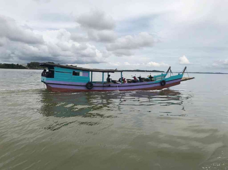 Kapal kayu pengangkut penumpang hilir mudik di tengah luasnya sungai (Dokpri)
