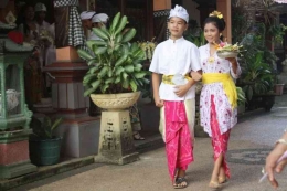 Busana Adat Pria dan Wanita di Bali | Sumber Orami.com