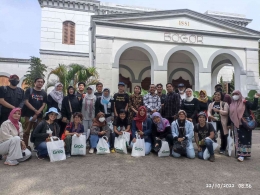 Trip Bogor Koteka berkumpul di alun alun Kota Bogor (Dok Mira Miew)