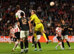 Kiper Arsenal berusaha menghalau bola serangan pemain PSV (sumber: independent.co.uk/Lawrence)